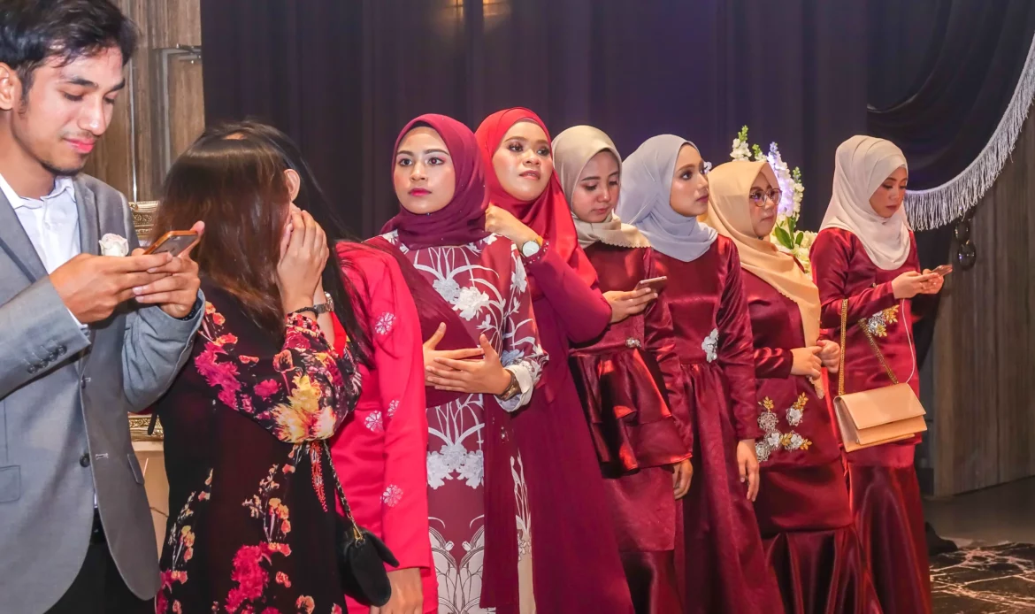 rekomendasi baju seragam keluarga untuk pesta pernikahan