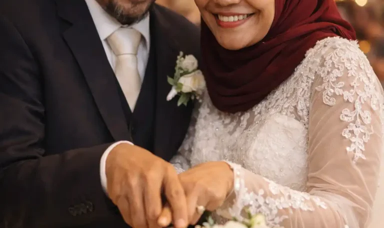 Memotong kue pengantin bersama